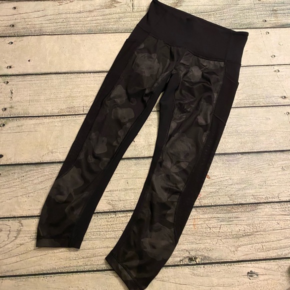 Lululemon black seek the heat crop legging. 6 - Picture 3 of 11